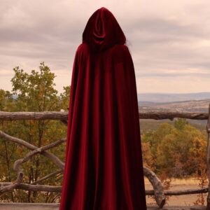 Kırmızı Kadife Pelerin